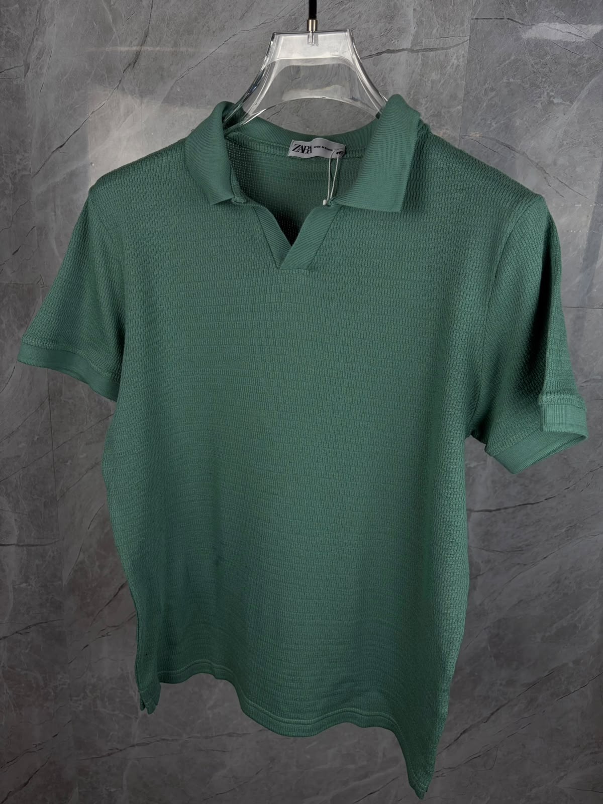 Gola Polo Peruana Verde — Malha peruana texturizada · gola aberta