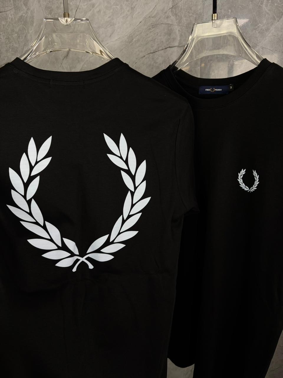 Camiseta Fred Perry Laurel — Preta · logo costas