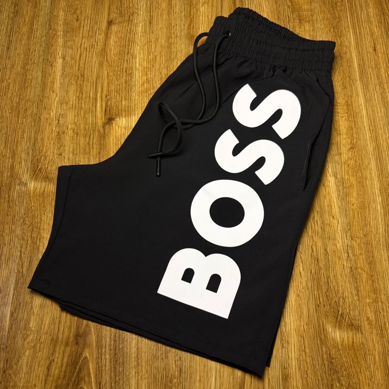 Short BOSS Preto — Logo branco lateral · tecido leve