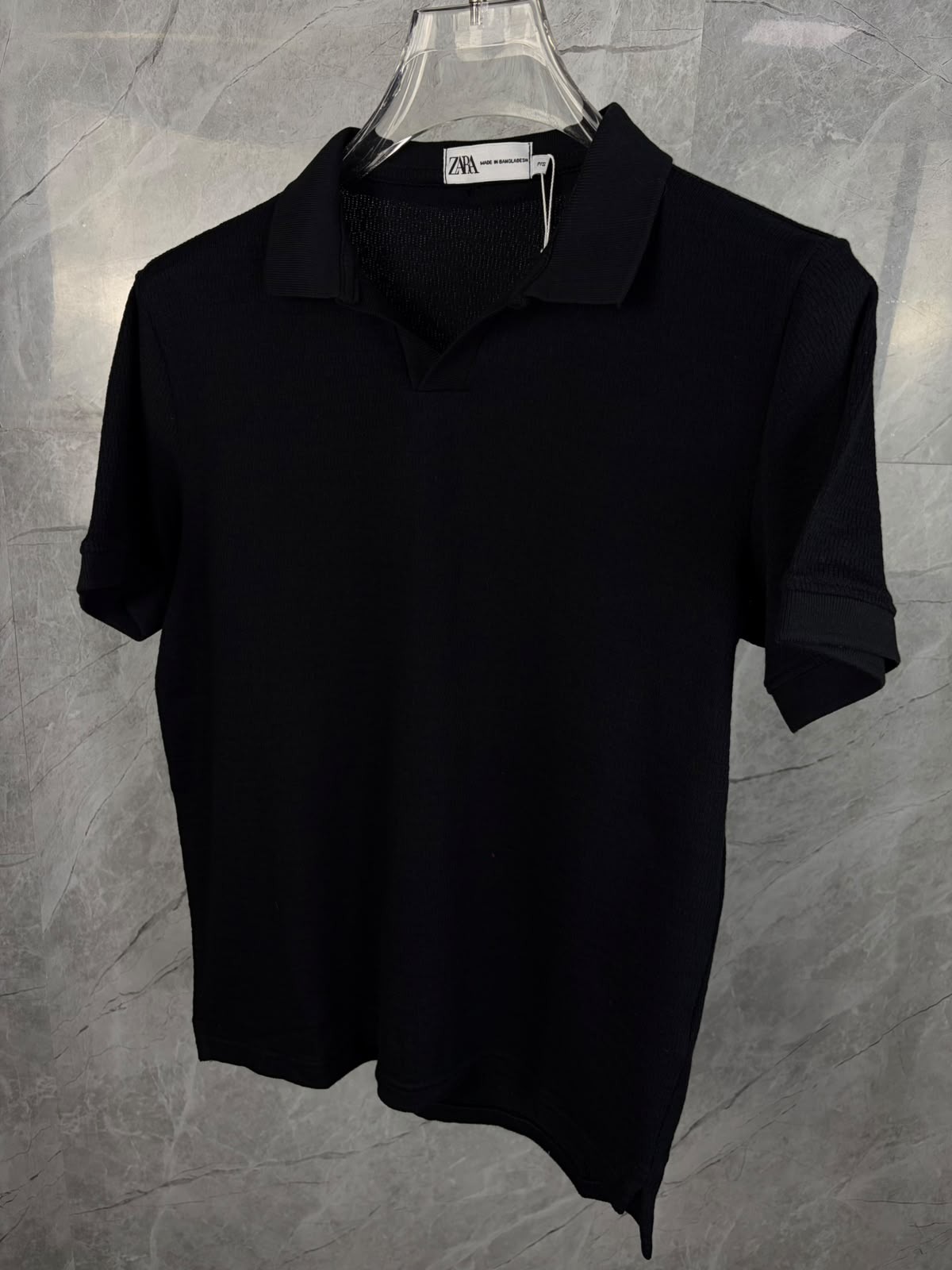 Gola Polo Peruana Preta — Malha peruana texturizada · gola aberta